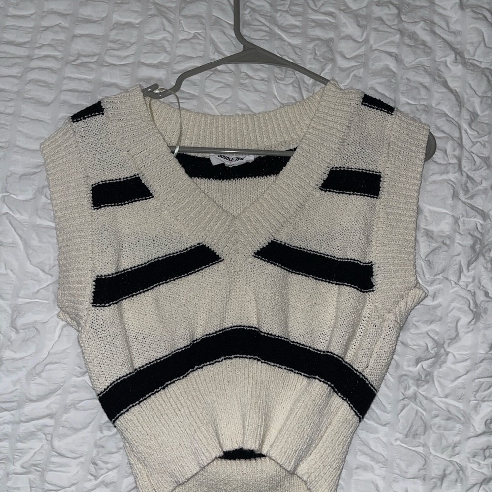 Double Zero Black and Cream Crop Top